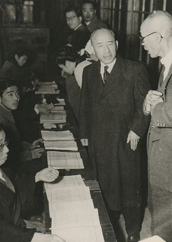 天野貞祐 四谷第二小学校で教育委員選挙の視察