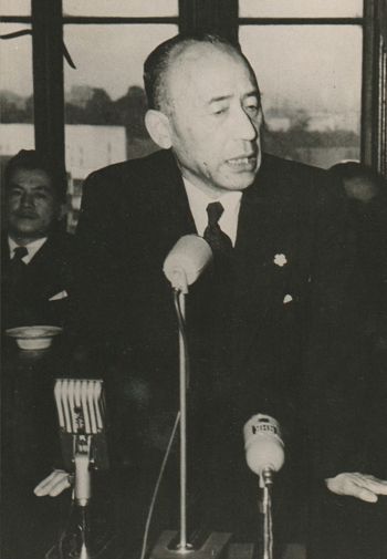 天野貞祐 東大事件について答弁する姿