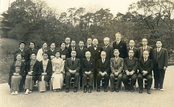 天野貞祐 PTAおよび学校職員らと椿山荘にて(1955年)