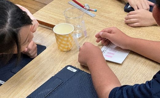 4年生の水環境の授業では、田村市と草加市の川の水質検査を行い結果を比べた