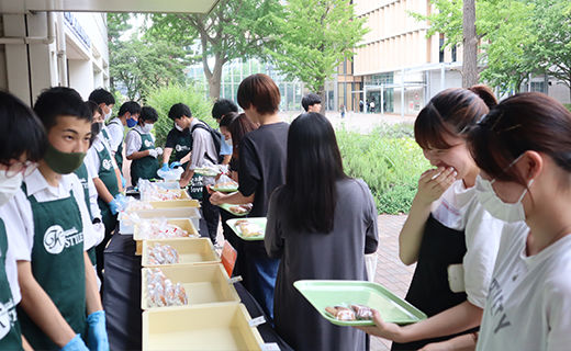 草加かがやき特別支援学校による手作りパンの販売を行いました