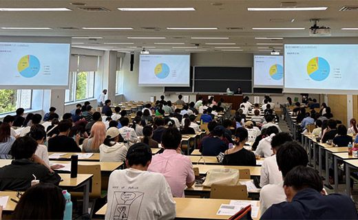 大教室で基礎知識を学ぶ学生の顔つきは、真剣そのもの