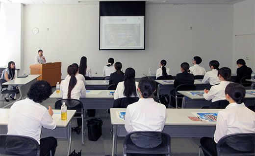 法学部の鈴木淳一ゼミナールが、キャリア教育の一環として羽田空港ツアーを実施しました。