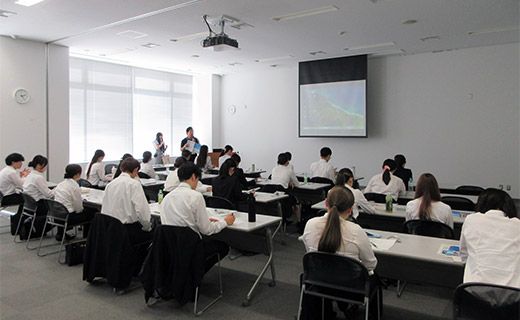 法学部の鈴木淳一ゼミナールが、キャリア教育の一環として羽田空港ツアーを実施しました。