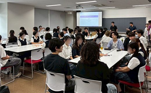 グループに分かれて、大学生と高校生が相互交流し、理解を深めました
