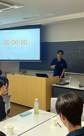 教員の藤山先生が、学会報告レベルの英語の実演をしました