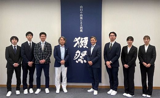 経済学部の有𠮷秀樹ゼミ株式会社獺祭本社蔵を見学
