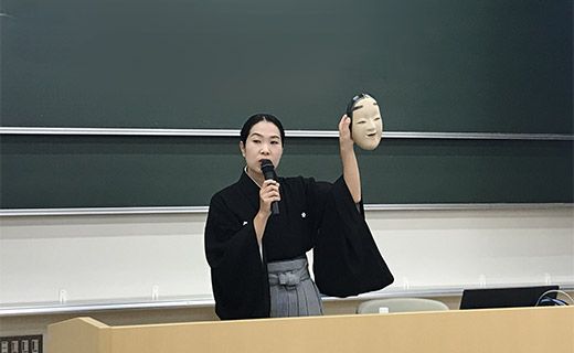 観世流シテ方 女性能楽師の寺井千景氏が全カリで講演