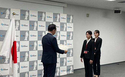 東北経済産業局長 佐竹佳典氏から表彰状を受け取るメンバー