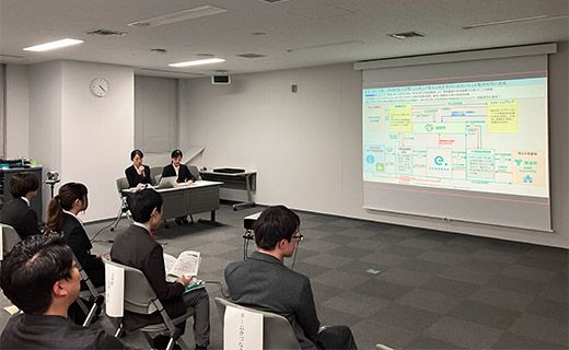 アイデア発表会でプレゼンする様子