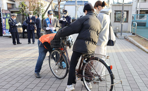 キャンパス内で「冬の交通事故防止運動」が行われました