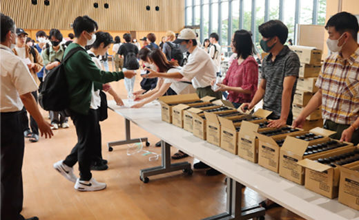 獨協大学 ウォーターボトルを本学学生に無料で配付