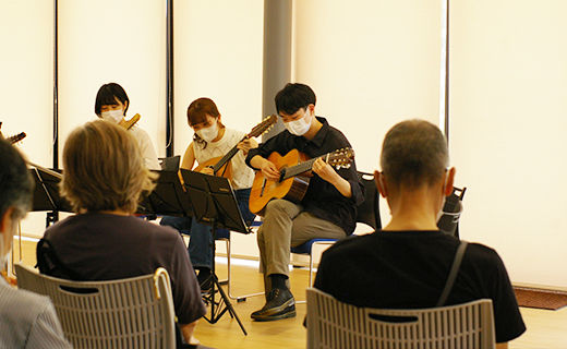 演奏に聴き入る来場者