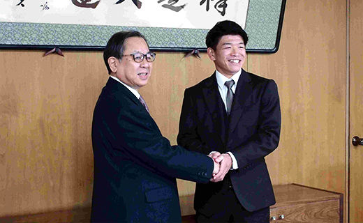 並木秀尊選手(東京ヤクルトスワローズ)が獨協大学学長を表敬訪問