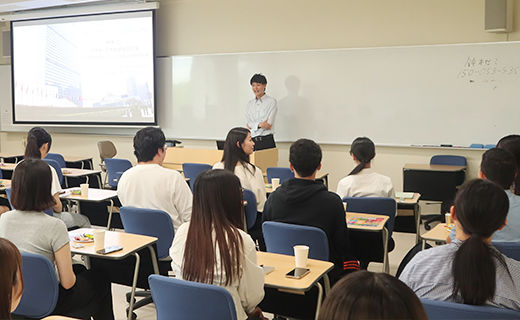 茶話会
参加した学生と質疑応答の様子