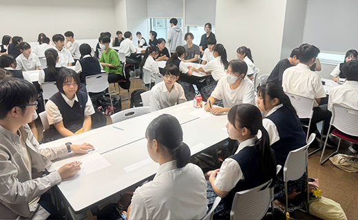 グループに分かれて、大学生と高校生が相互交流し、理解を深めました