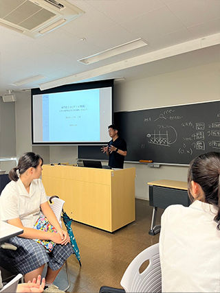 教員の藤山も、学会報告レベルの英語の実演をしました
