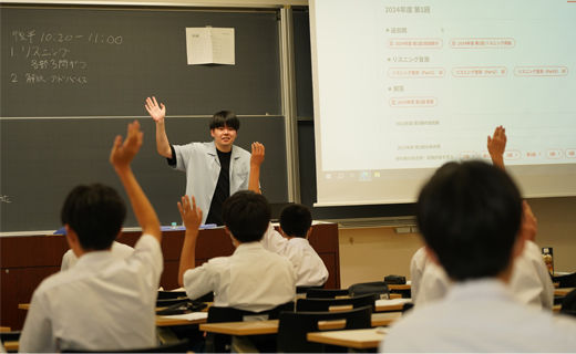 中学生に英検の指導をする獨大生