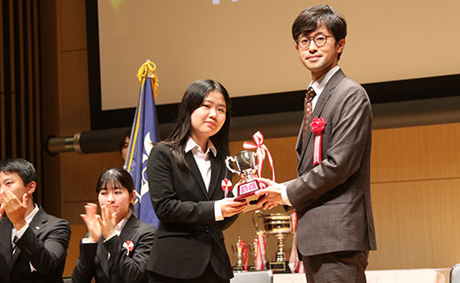 第１位には５つのカップが手渡される