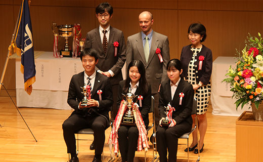 受賞者と審査員で記念の集合写真