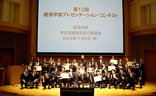本選終了後に全員で記念撮影（写真中央は塩田経済学部長）