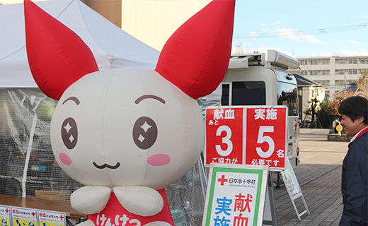 献血バスと献血を呼びかける掲示物