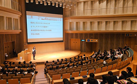 獨協中学校の1年生216名が、総合的な学習の時間の授業で本学を訪問