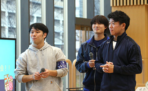 お楽しみ抽選会（じゃんけん大会）では並木選手（右）の特製グッズを争奪