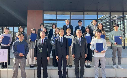 そうか産学行連携事業による三つ折りリーフレット制作発表会を行いました