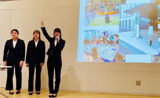 左から古田圭さん、佐野凪さん、長野玲亜さん(羽山恵准教授担当「英語科教科教育法」受講生・交流文化学科3年)によるプレゼンデモ「Come to Dokkyo University」