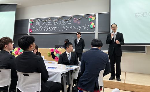 塩田経済学部長からのご挨拶を聞く新入生の皆さん