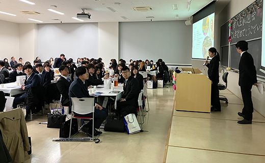 先輩の発表に聞き入る新入生の皆さん