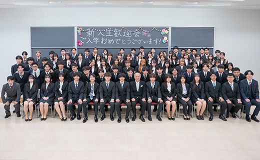 松枝学科長を囲んで記念撮影