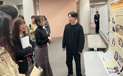 ポスターセッションで高校生に説明する様子