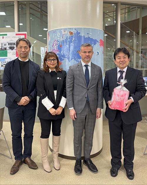 コスメ・ガルシア一等書記官（中央右）とヒナ・エルナンデス氏（中央左）
