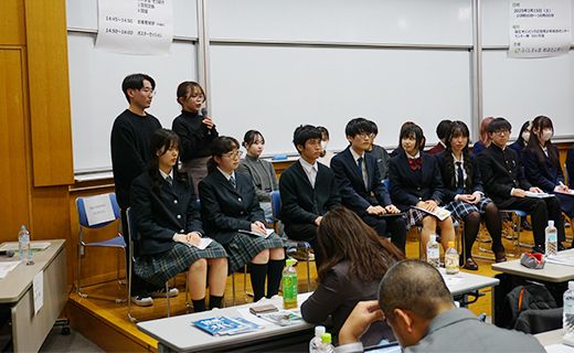 意見交換会に参加する日野原さんと丹野さん