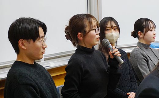 意見交換で発言する様子