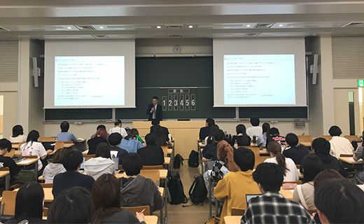 大講堂にて本学卒の税理士他3名がキャリア形成に関するトークセッション開催