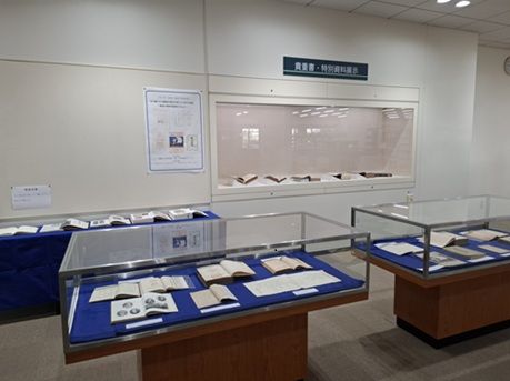 貴重書展示コーナー展示写真.jpg