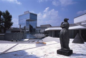 栃木県立美術館外観.jpg